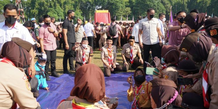 Presiden Kak Jokowi Saksikan Peserta Jamnas Pramuka Bermain e-Sport di Cibubur